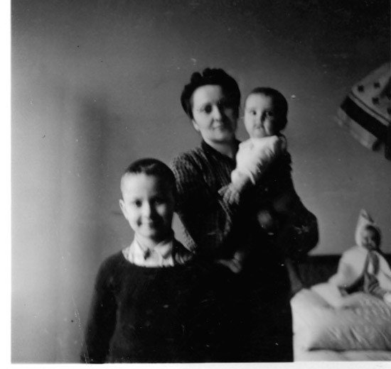  Наталья Шухевич с детьми Юрием и Марийкой, 1941 год