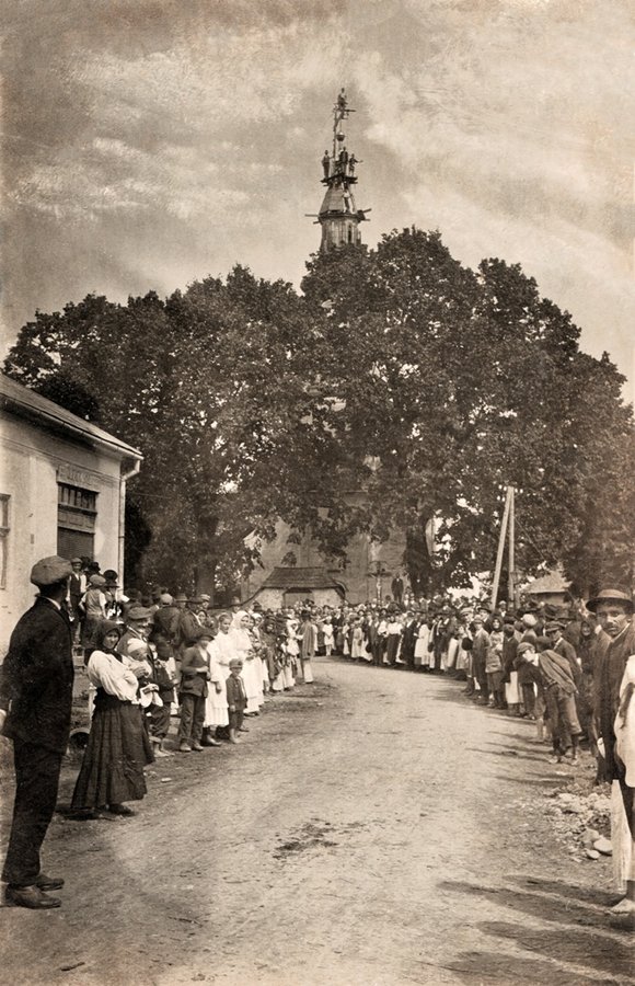 Натовп біля храму Петра і Павла (1825 р.) в Іршаві, 1920-1930-ті рр., Nándor Böhm. Фото з архіву автора