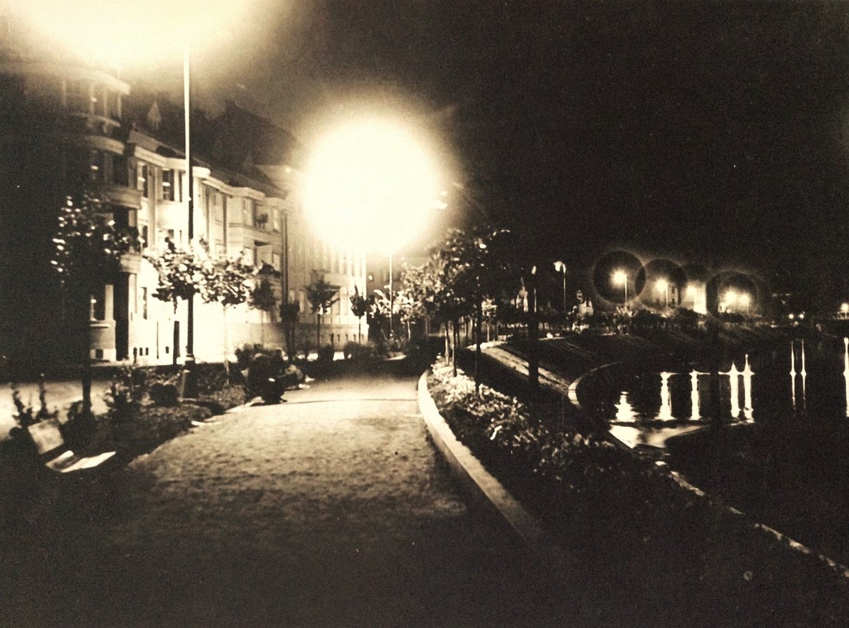 Нічна липова алея на набережній в Ужгороді, 1930-ті роки. Фото Степана Качурека з фотоколекції Андрія Куруца