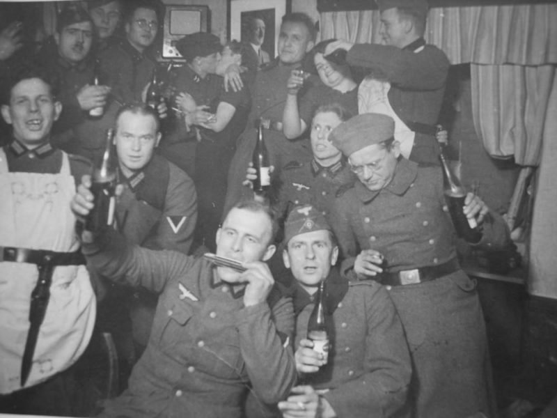 Німецькі солдати розпивали спиртні напої не лише німецького виробництва, українську самогонку, вони теж активно вживали у власному раціоні, фото, 1942, окупована Україна
