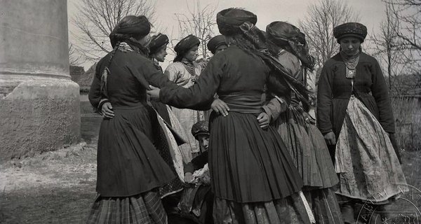 Обрядовий танець дівчат біля церкви. Село Денисів, Тернопільщина. František Řehoř, 1890-ті рр. XIX ст., IV_43 Sbírka Národního muzea. Praha, Česká republika (2)