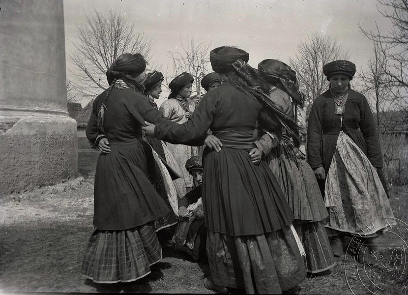 Обрядовий танець дівчат біля церкви. Село Денисів, Тернопільщина. František Řehoř, 1890-ті рр. XIX ст., IV_43 Sbírka Národního muzea. Praha, Česká republika (2)
