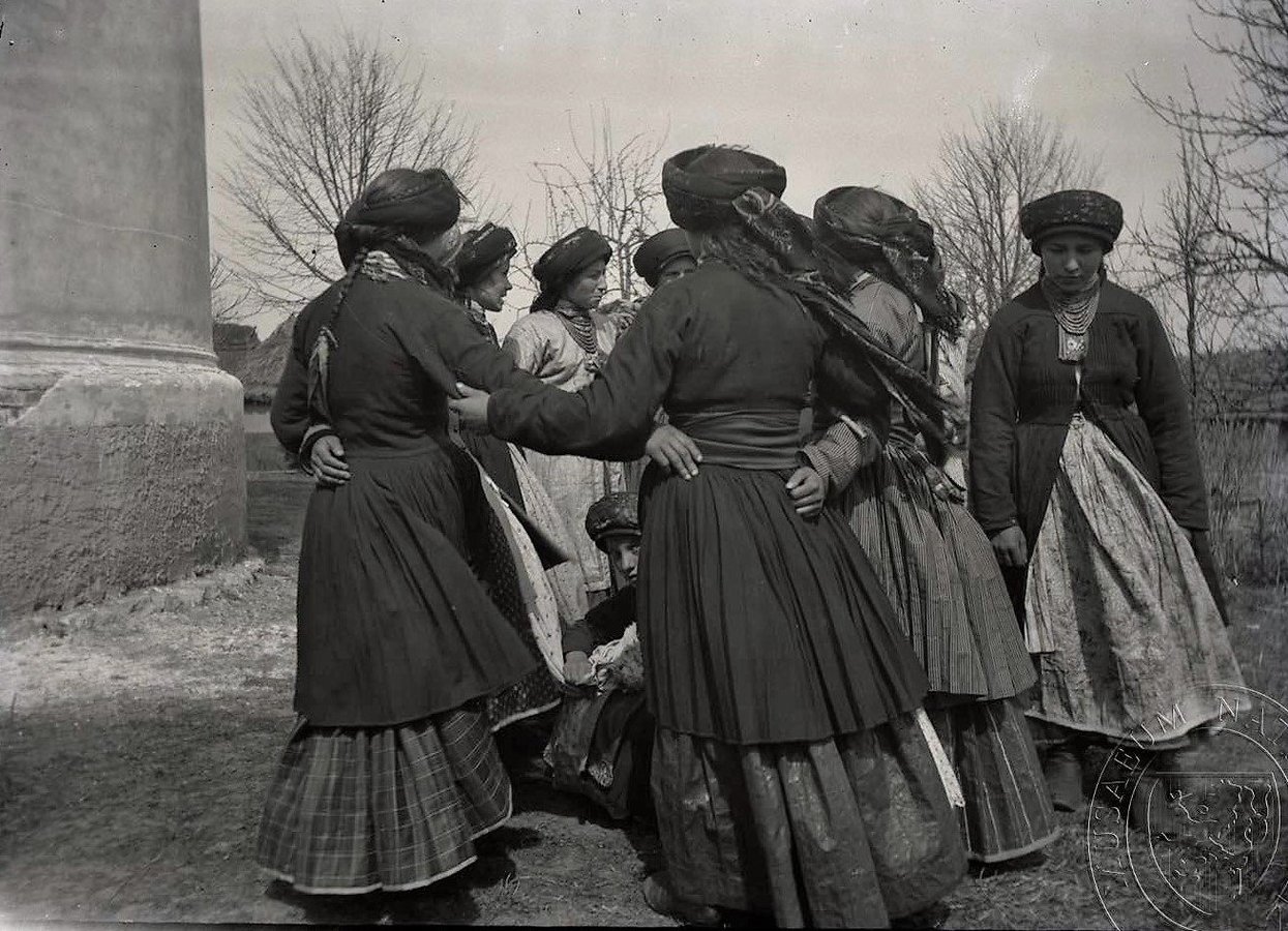 Обрядовий танець дівчат біля церкви. Село Денисів, Тернопільщина. František Řehoř, 1890-ті рр. XIX ст., IV_43 Sbírka Národního muzea. Praha, Česká republika (2)