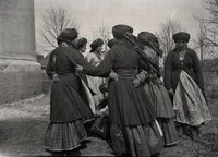 Обрядовий танець дівчат біля церкви. Село Денисів, Тернопільщина. František Řehoř, 1890-ті рр. XIX ст., IV_43 Sbírka Národního muzea. Praha, Česká republika (2)