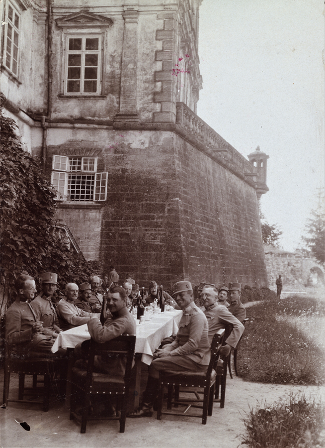 Офіцери біля Підгорецького замку у селі Підгірці на Львівщині. Галичина, 1917 р. ÖNB Schalek Alice