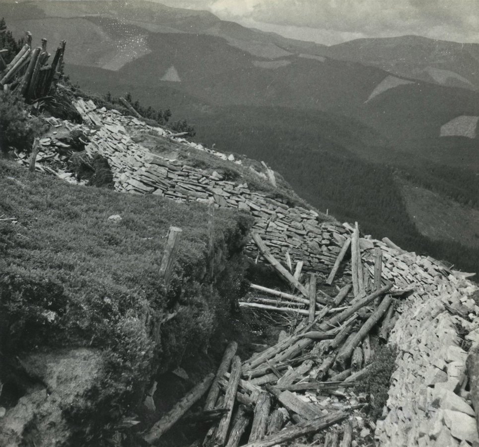 Окопи часів Першої світової війни на горі Чорна Клева.jpg