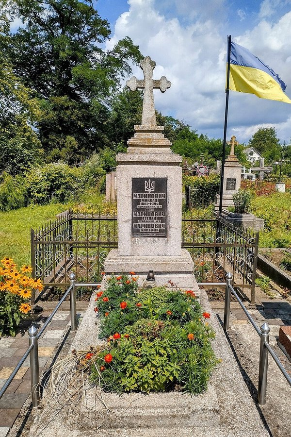 Оселя_(Яворівський_р-н)_Могила_Миколи_Мариновича