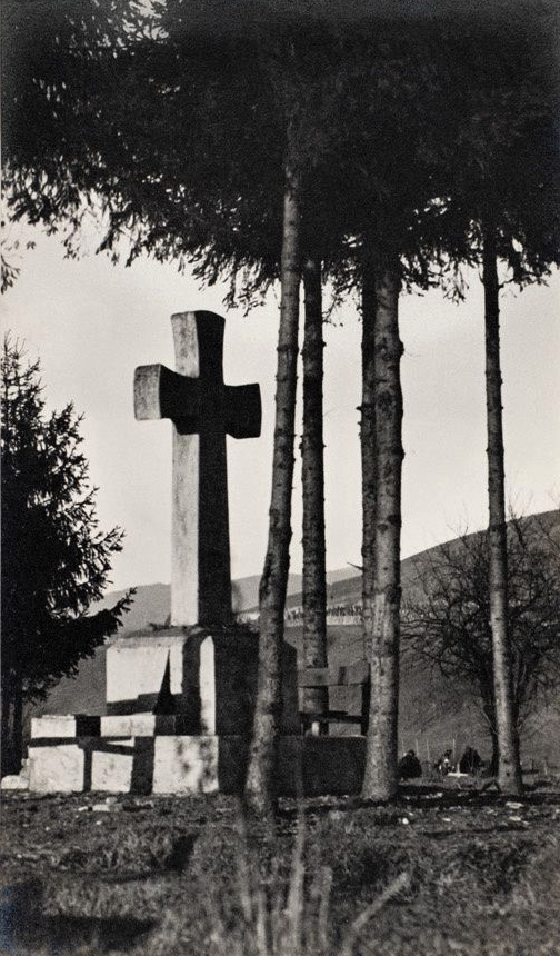 Пам’ятний хрест на цвинтарі, де поховані солдати Першої світової війни. Ясіня на Закарпатті, 1934 р. Else Seifert, SLUB  Deutsche Fotothek