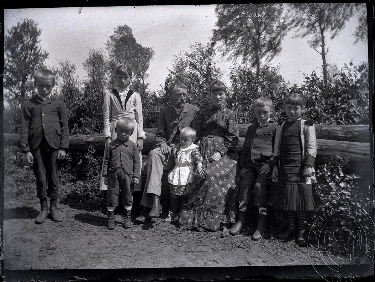 Пара з шістьма дітьми, в міському одязі, Галичина. František Řehoř, 1890-ті рр. XIX ст. XXVI_337 Sbírka Národního muzea. Praha, Česká republika