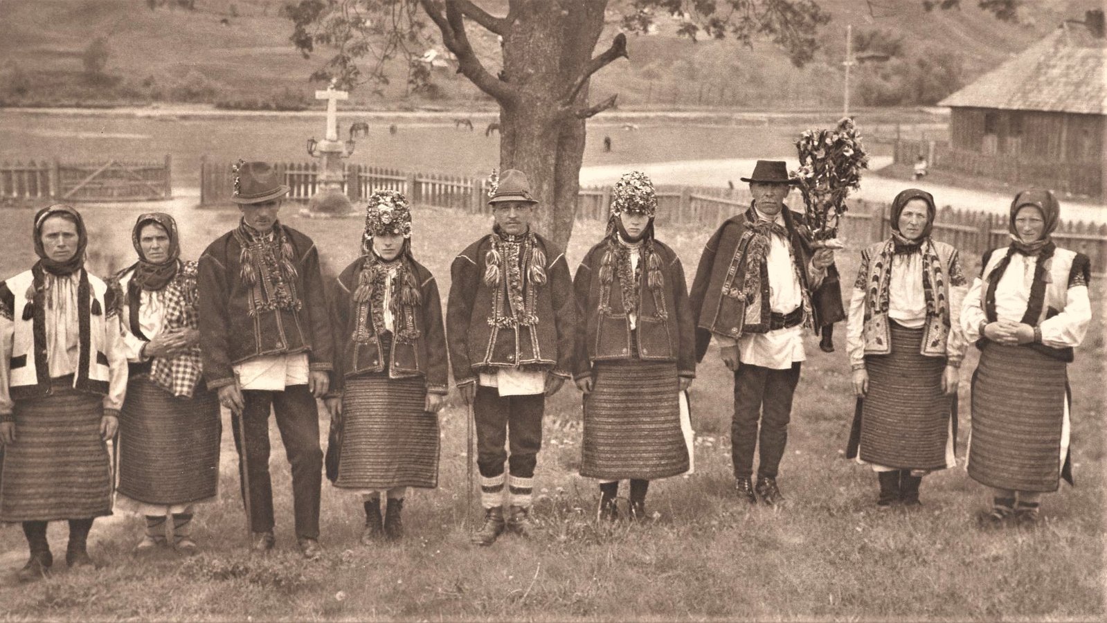 Пари молодят у селі Ясіня на Рахівщині. Староста тримає в руці весільне деревце. Світлина 1921 року з архіву автора