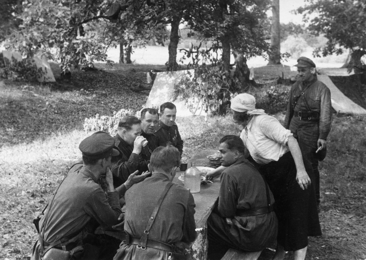 Партизанські ватажки під час нарад активно вживали самогонку, фото 1943 року