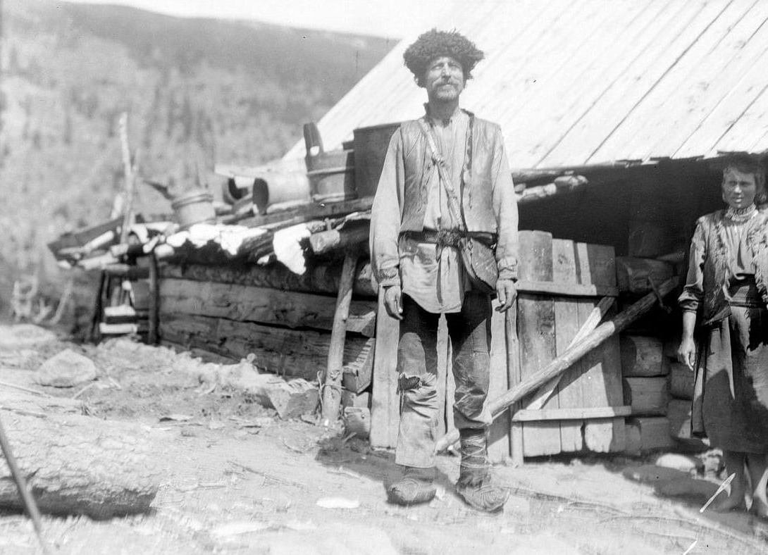 Пастух біля колиби під горою Піп Іван, 1930 р. Фотограф невідомий. Зі сторінки Robert Erik у FB