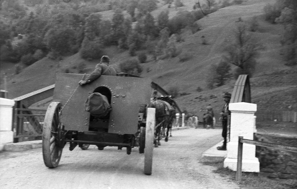 Переміщення військової техніки у селищі Ясіня, 1939 р. Berkó Pál, 78305 Fortepan, Budapest