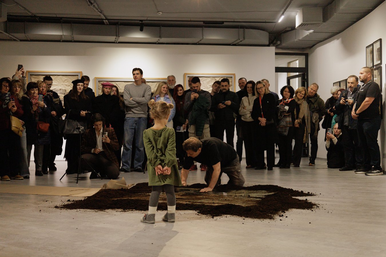 Перформанс Влодка Кауфмана у межах відкриття артпроєкту «Цивілізація» (1)