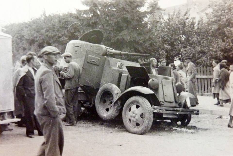 Підбитий німцями радянський танк у Винниках 19.09.1939 (1)