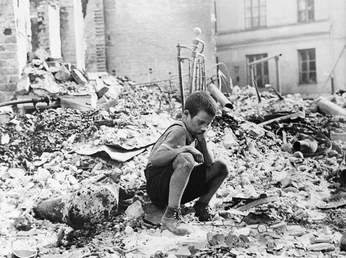 Polish_kid_in_the_ruins_of_Warsaw_September_1939