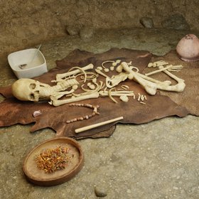Реконструкція поховання шаманки