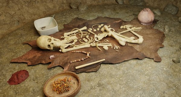 Реконструкція поховання шаманки