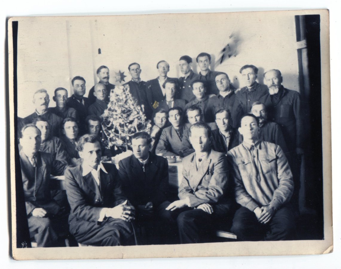 Різдво в Спаському гулагу зліва біля ялинки маленька голова - Бігун Михайло (1956).jpg