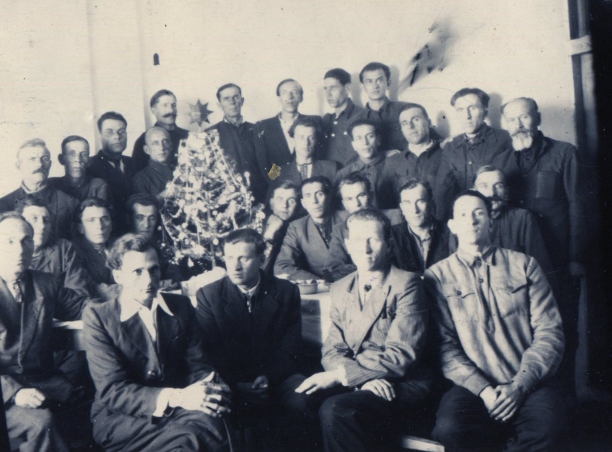 Різдво в Спаському гулагу зліва біля ялинки маленька голова - Бігун Михайло (1956)