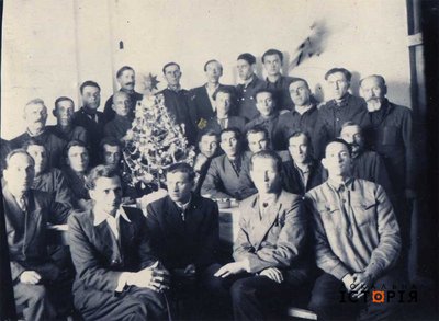 Різдво в Спаському таборі (9-те табірне відділення Піщаного табору, м. Караганда, Казахстан). Перший зліва сидить біля ялинки - Бігун Михайло з с. Селиська. Січень,1956 р.