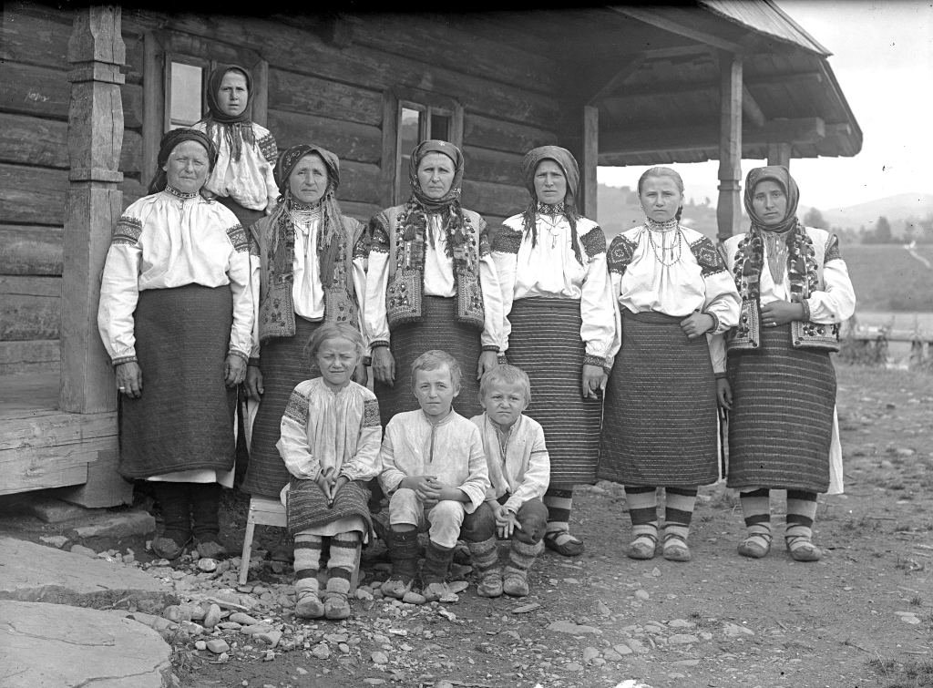 Родина Клочураків у селищі Ясіня на Рахівщині, 1920 р. Фото Флоріана Заплетала з архіву Миколи Мушинки