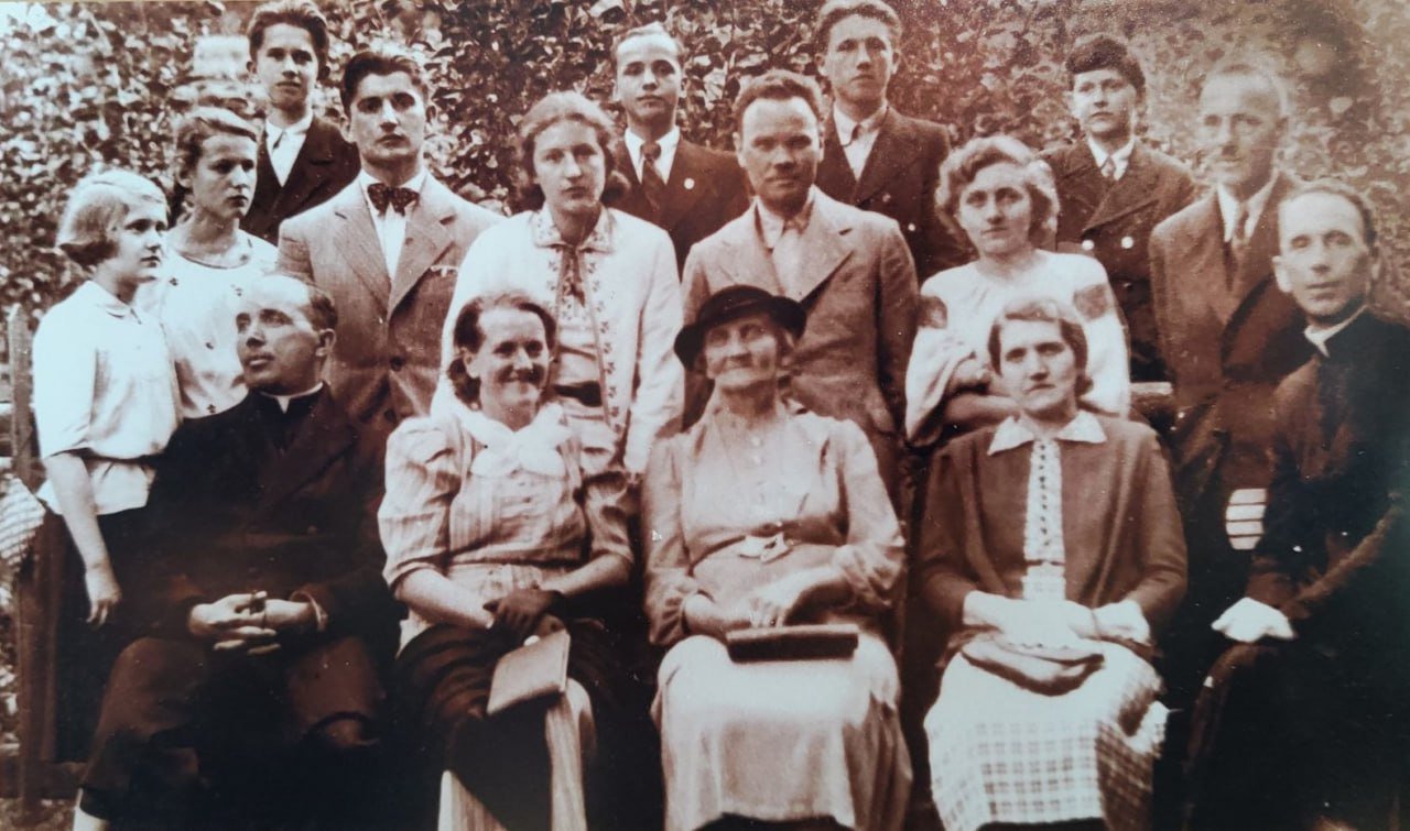 Родина Опарівських, серед яких є Юлія та Ярослава з жителями Бонарівки, липень 1932