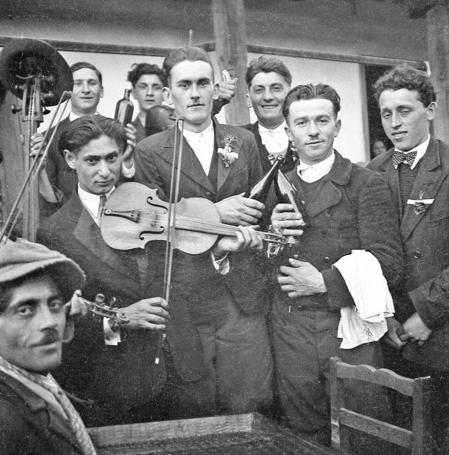 Роми-музики на весіллі у селі Оклі Гедь, 1938 р. Török Sándor