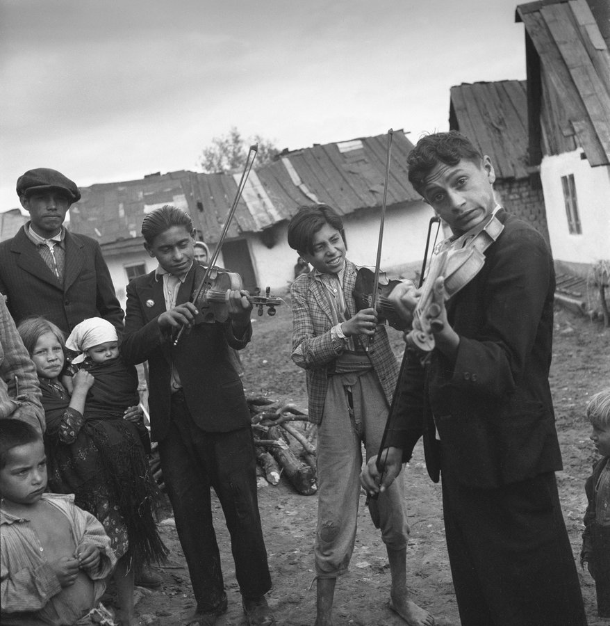 Роми, що грають на скрипках. Ужгород.jpg