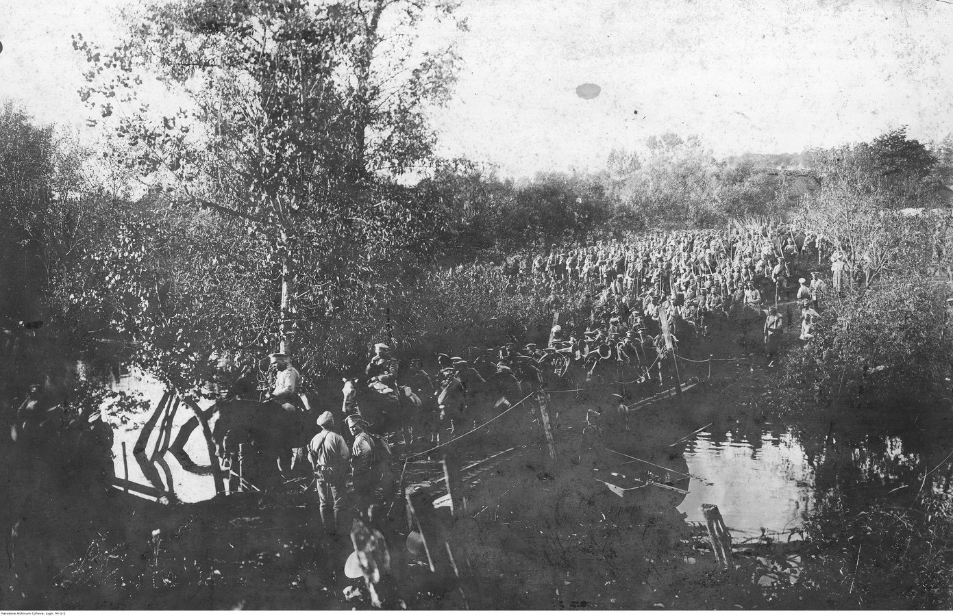 Rosyjski 12 Korpus Armijny przekracza granicę z Austro-Węgrami na rzece Zbrucz w Tarnorudzie1914-08-21.jpg