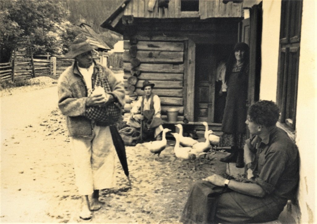 Розмова у селі Брустури (сьогодні Лопухів) на Тячівщині, серпень 1934 року. Фото Зденка Фейфара з особистого архіву Петра Фейфара