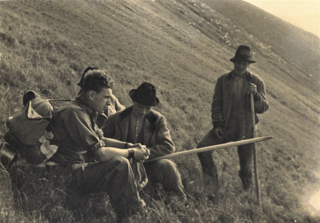 Розмова з пастухами на Боржавській полонині, серпень 1934 року. Фото Зденка Фейфара з особистого архіву Петра Фейфара