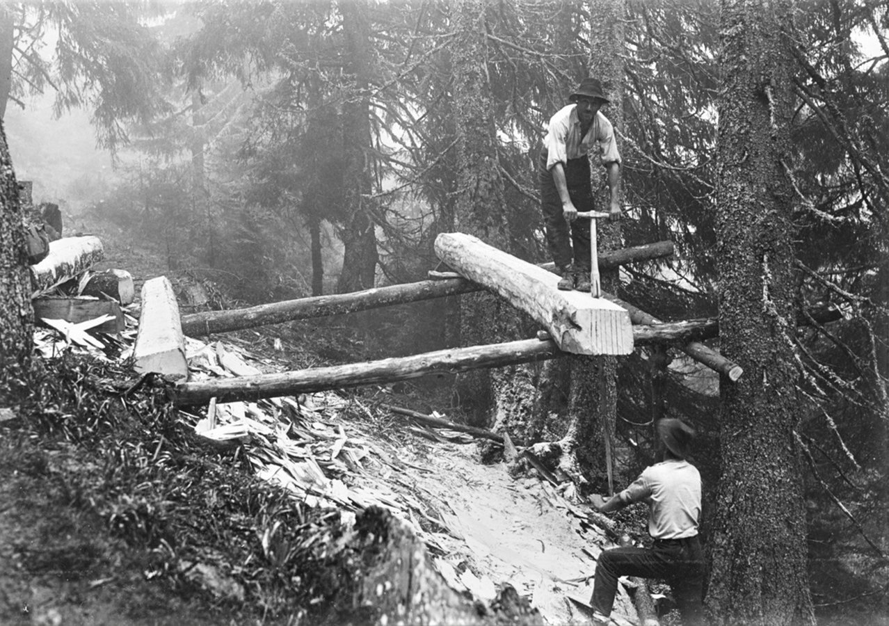 Розпил колоди на дошки. Гора Піп Іван на Рахівщині, 1934 рік
