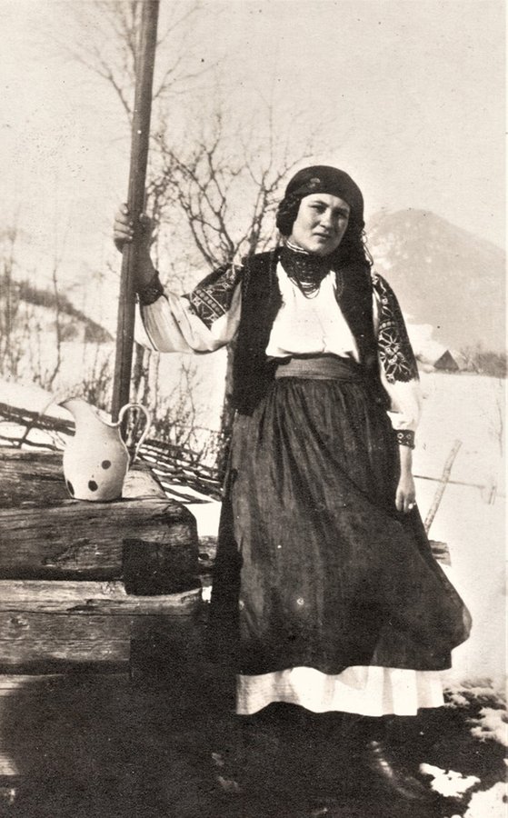 Русинка (українка) з околиць Хуста у сорочці-заспульниці, 1920-ті роки