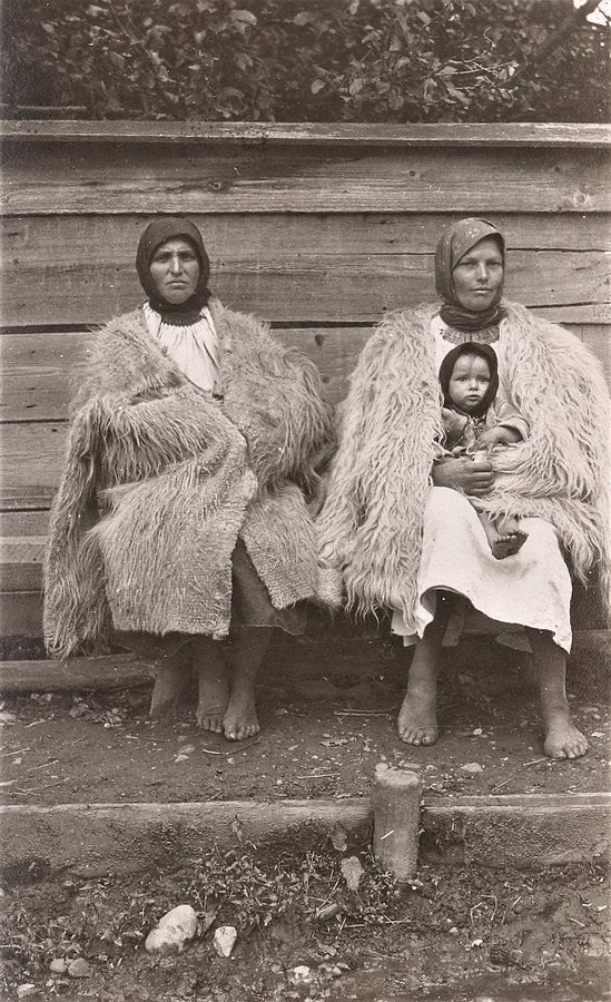 Русинки в гунях на Закарпаття. Листівка часів Першої світової війни-2.jpg