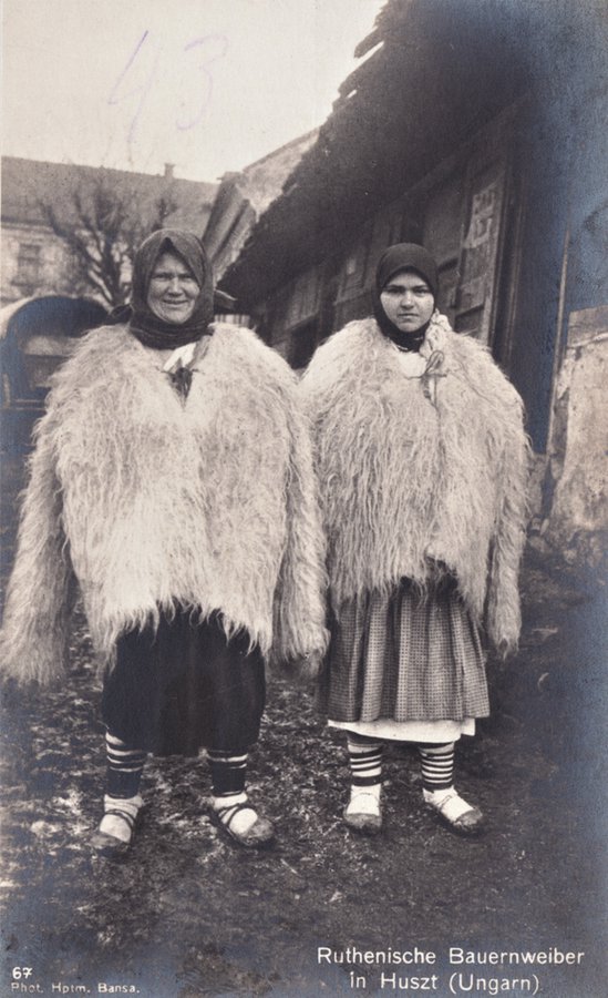 Русинки в гунях на Закарпаття. Листівка часів Першої світової війни-3.jpg