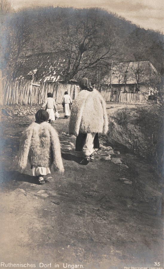 Русинки в гунях на Закарпаття. Листівка часів Першої світової війни.jpg
