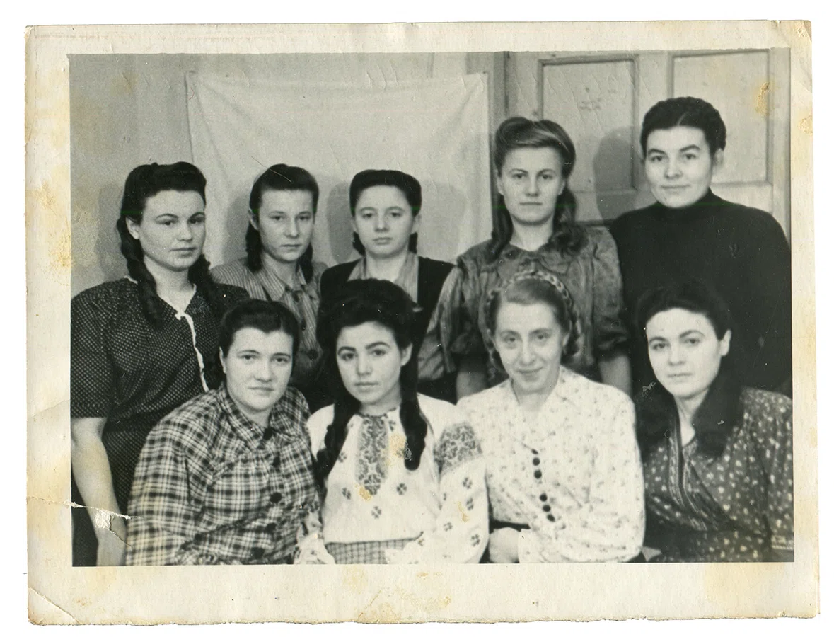 У першому ряді зверху крайня з права стоїть Любов Гладюк, м. Норильськ, 1954 р.