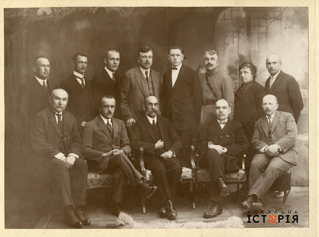 Товариство "Просвіта" у м. Ярослав 1921 р. У першому ряді зверху стоїть шостий Петро Ліськевич.
