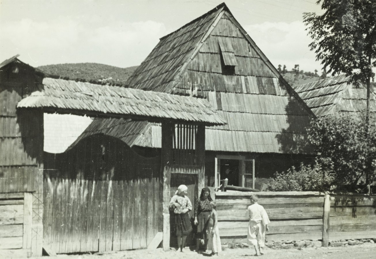Селяни перед будинком у селі Нижня Апша, 1939 р. Szöllősy Kálmán, F 329799 Néprajzi Múzeum. Budapest, Magyarország