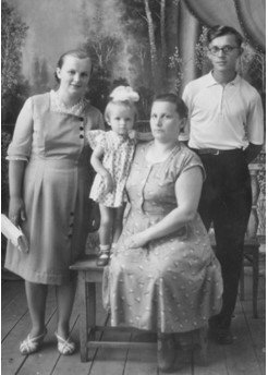 Сестра Надія, племінниця Оксана, мати Ольга, Тарас Левків, 1963, Збараж.jpg