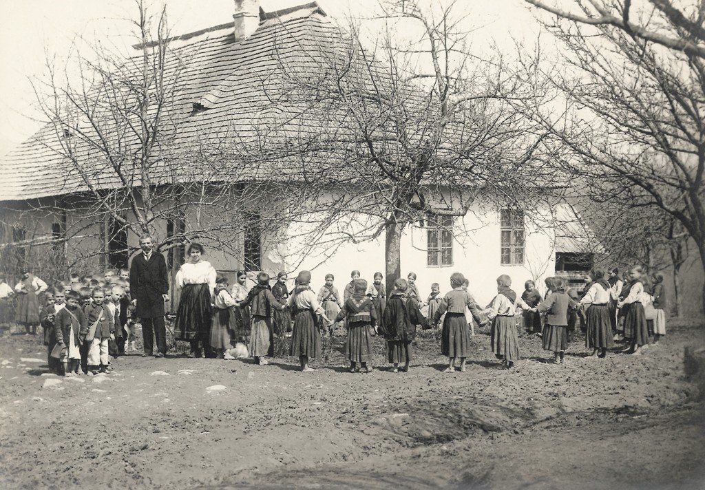 Шкільні забави у селі Тур’я Бистра, 1920-ті роки. Зі збірки Ольги Тимофієвої