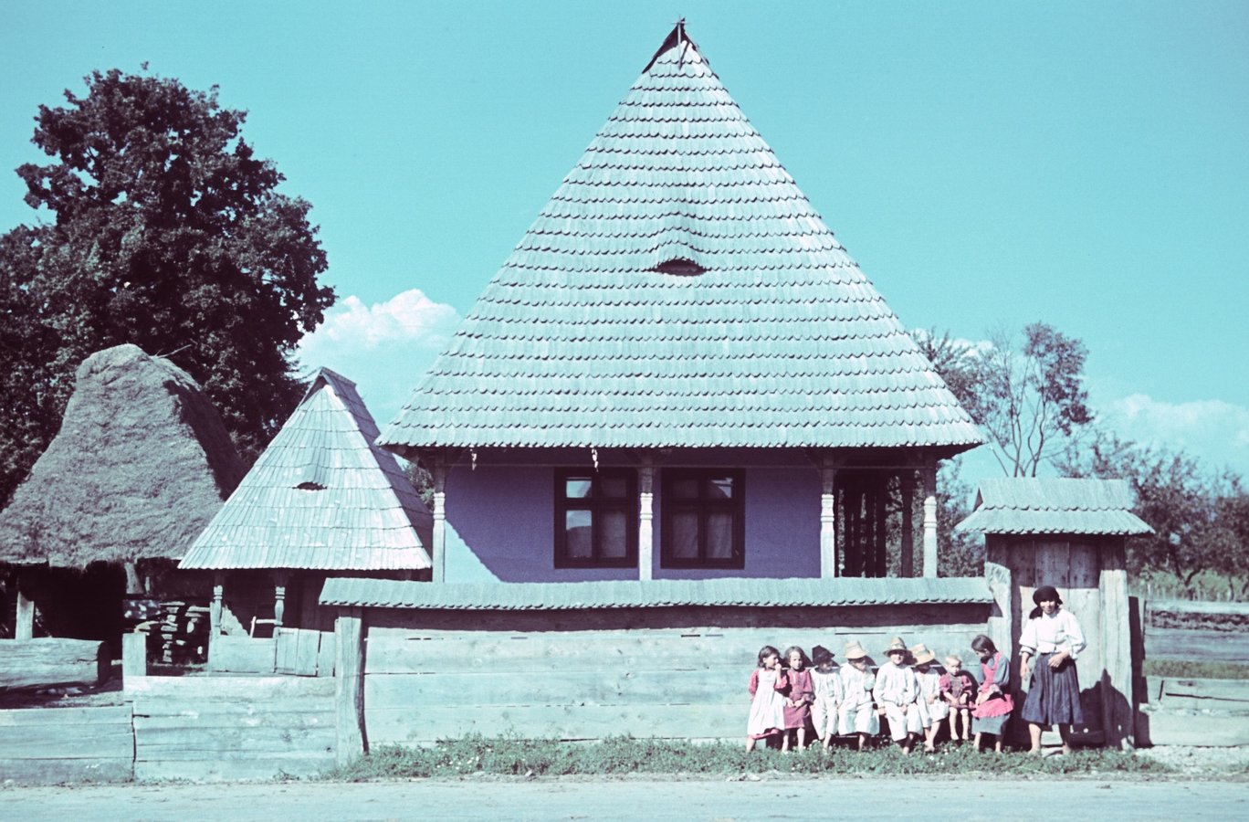 Школа у Тячеві, кінець 1930-х рр. Szöllősy Kálmán, D 4679 Néprajzi Múzeum. Budapest, Magyarország