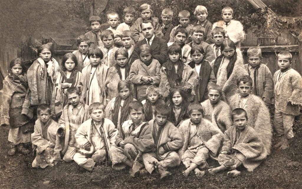 Школярі з учителем у селі Буковець, 1923 рік. Архів Михайла Марковича