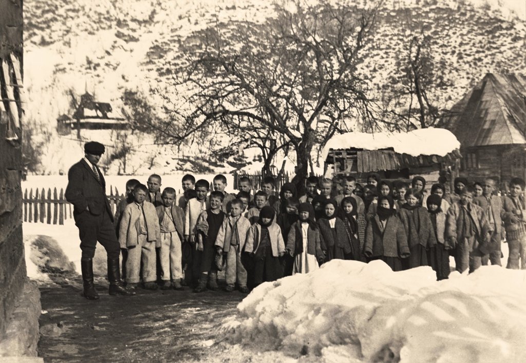 Школярі з учителем у селі Підплеша, 1920-ті роки. Фото Богуміла Вавроушека, архів Чеського національного музею