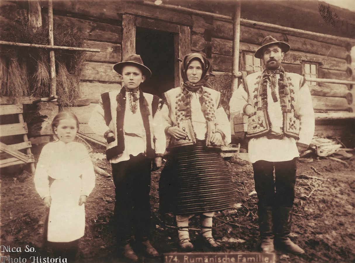 Сім’я з селища Ясіня на Рахівщині. Фото часів Першої світової війни, автор невідомий