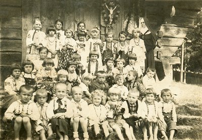 Захоронка біля церкви у с. Жирівка Львівського п-ту Львівського в-ва, 1938 р. У верхньому ряді крайня справа стоїть сестра Йосафата.