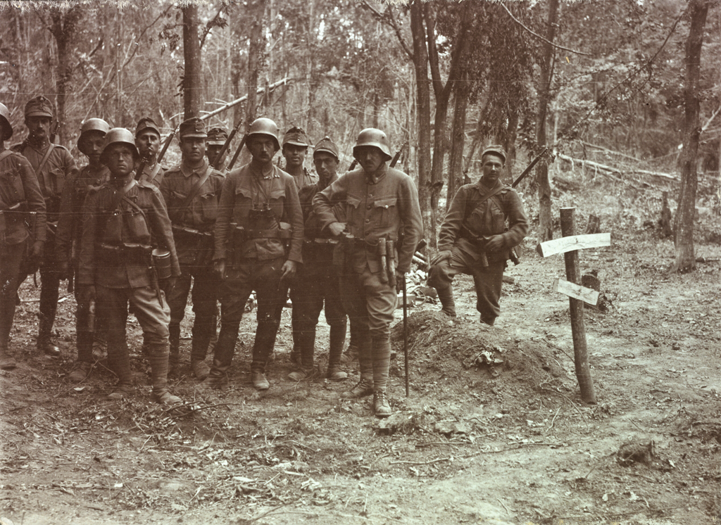 Солдати австро-угорської армії на цвинтарі. Галичина, 1917 р. ÖNB Schalek Alice