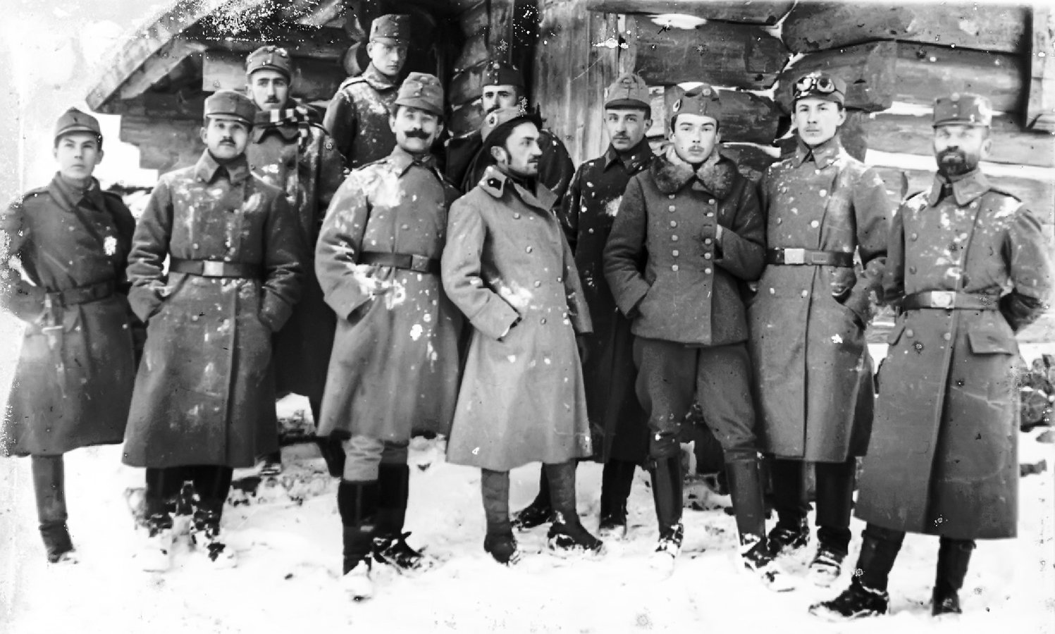 Справа 1-й ряд Проф. Іван Боберський, В. Клим, Іван Іванець, Роман Купчинський, Левко Лепкий, Осип Курилас, Ф. Мойсіович, В. Оробець. 2-й ряд - Розумович, Лев Ґец, Михайло Гайворонський. Фото з колекції УМБ у Стемфорді