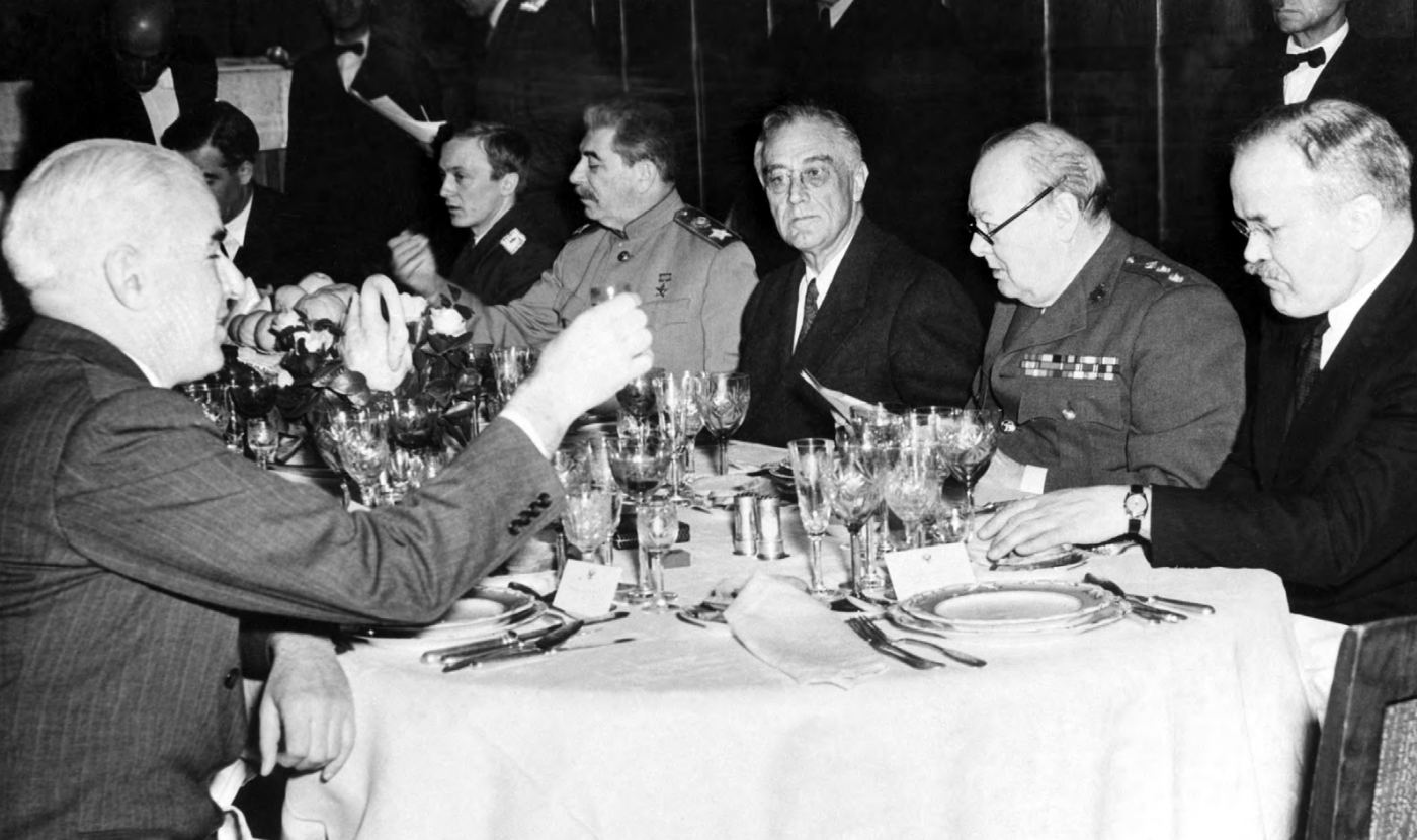 Сталін, Рузвельт, Черчилль і Молотов на прощальному бенкеті, 11 лютого 1945 року.png